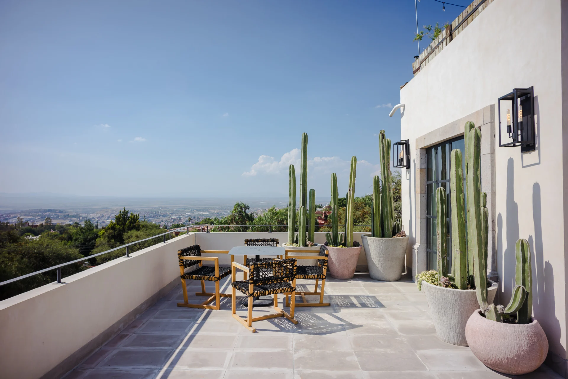 Vista general del balcón en el hotel Amatte en San Miguel de Allende.