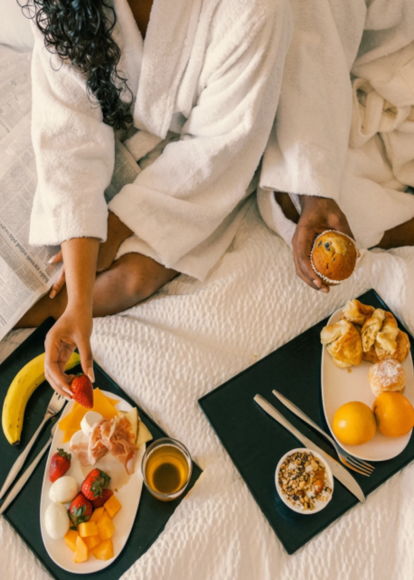 Pafreja disfrutnado un desayuno de un hotel all inclusive en su habitación.
