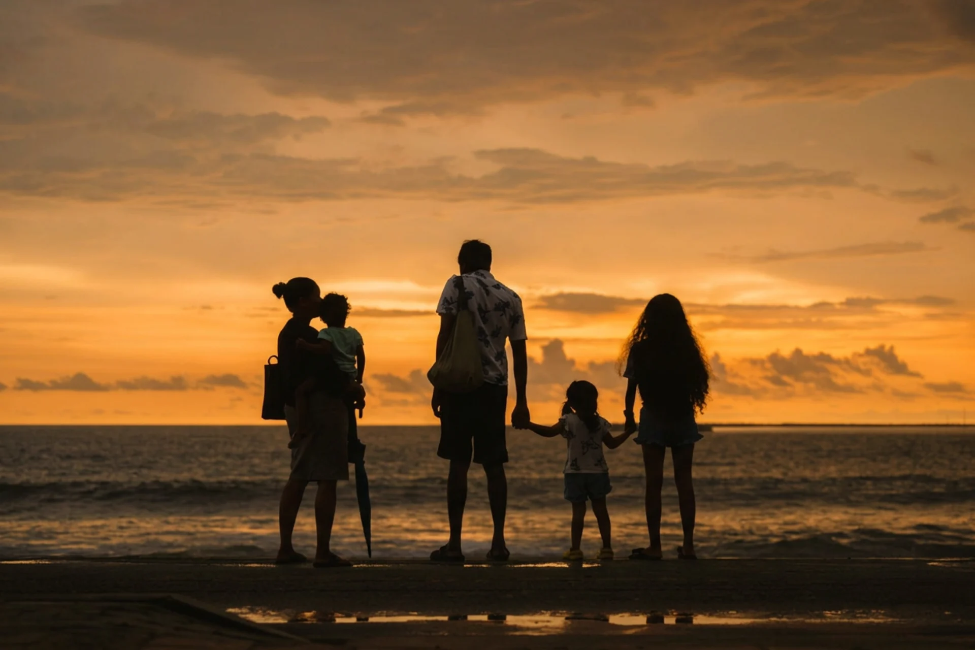 Familia disfrutando vacaciones al atardecer.
