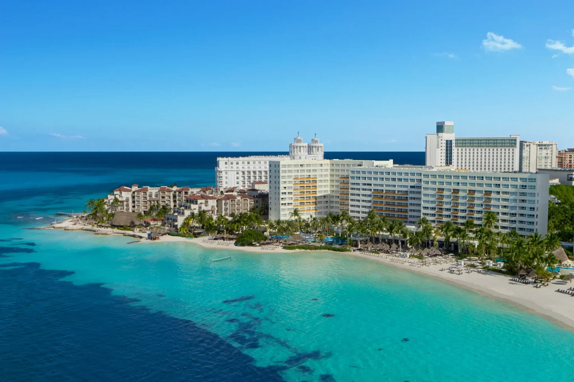 Vista aérea del hotel Dreams Sands Cancún en un día de verano.