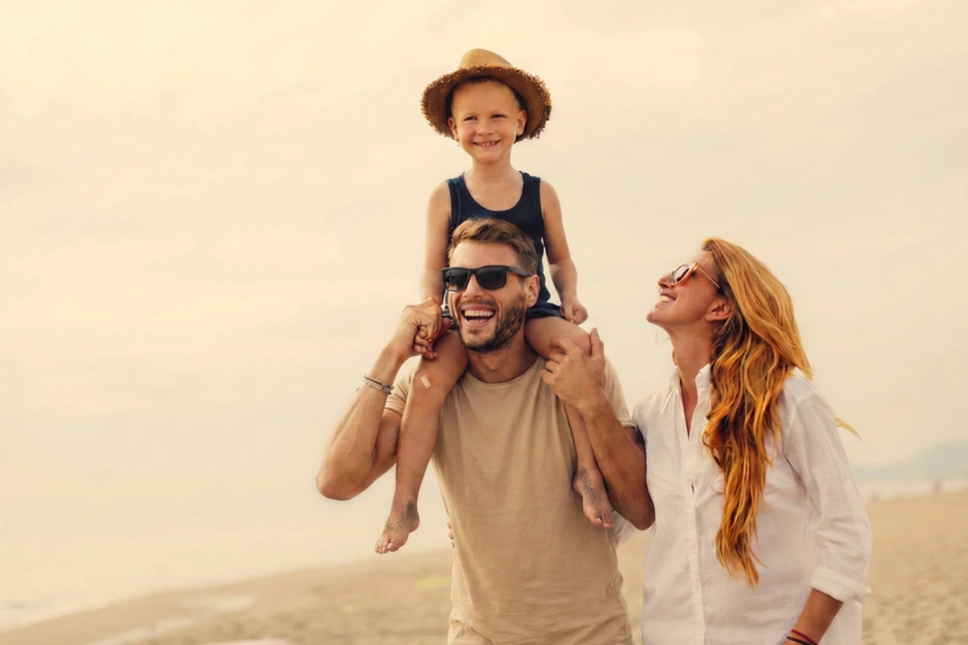 Familia feliz en sus vacaciones de verano.
