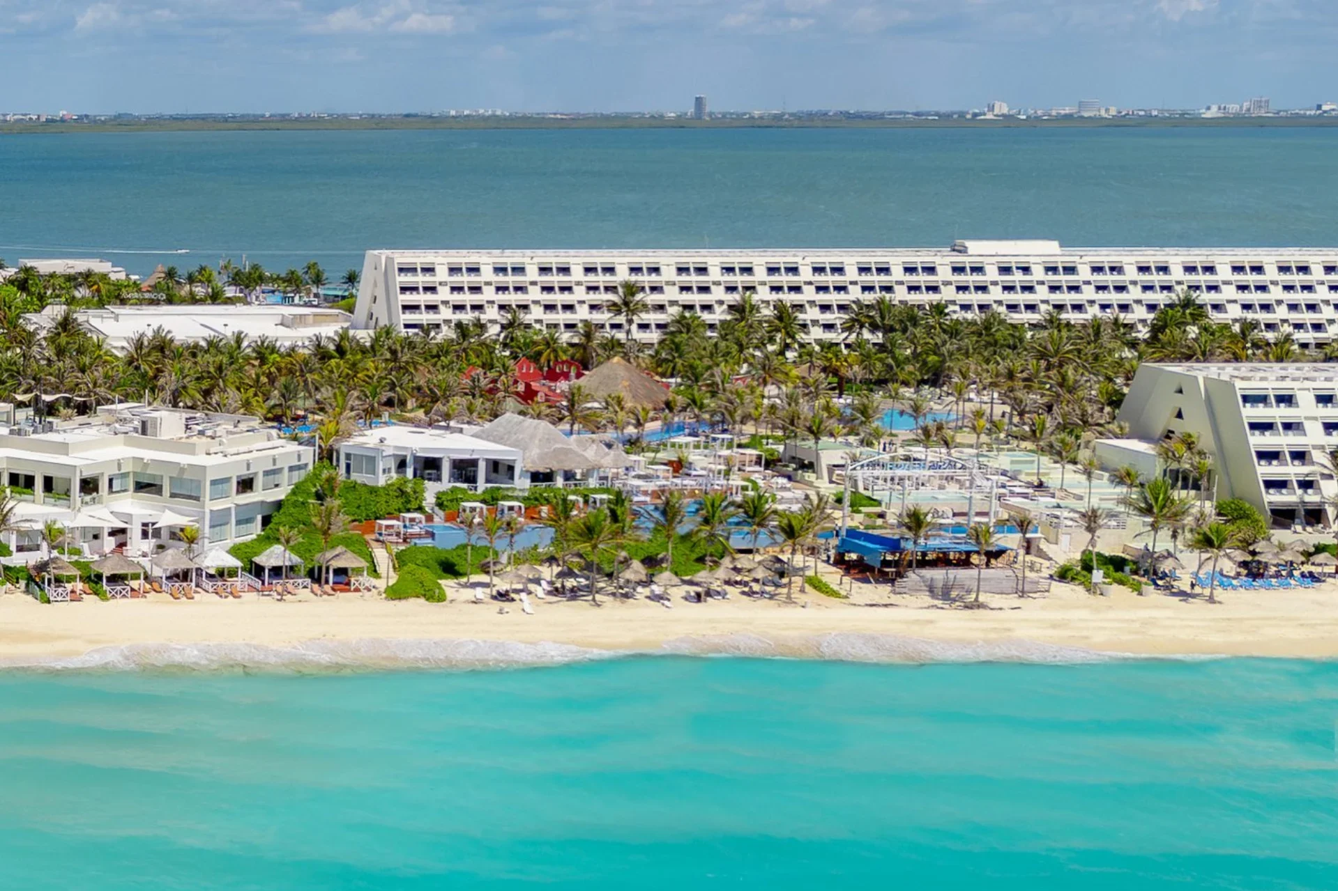 Vista panoramica aérea del hotel Oasis Cancún.