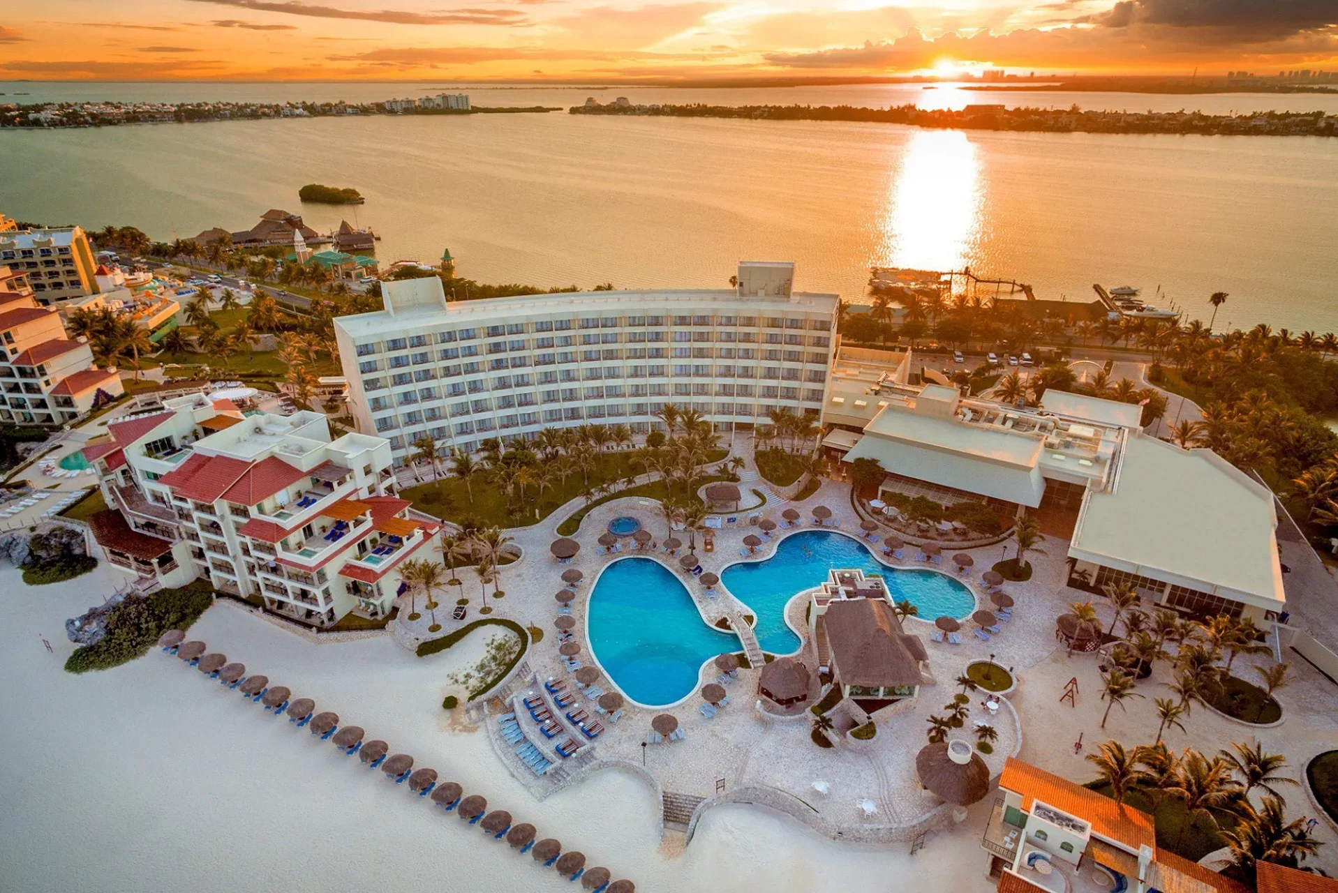 Vista aérea general del Hotel Grand Park Royal Cancún, donde se aprecian sus albercas y una vista maravillosa a la Laguna Nichupte de Cancún.