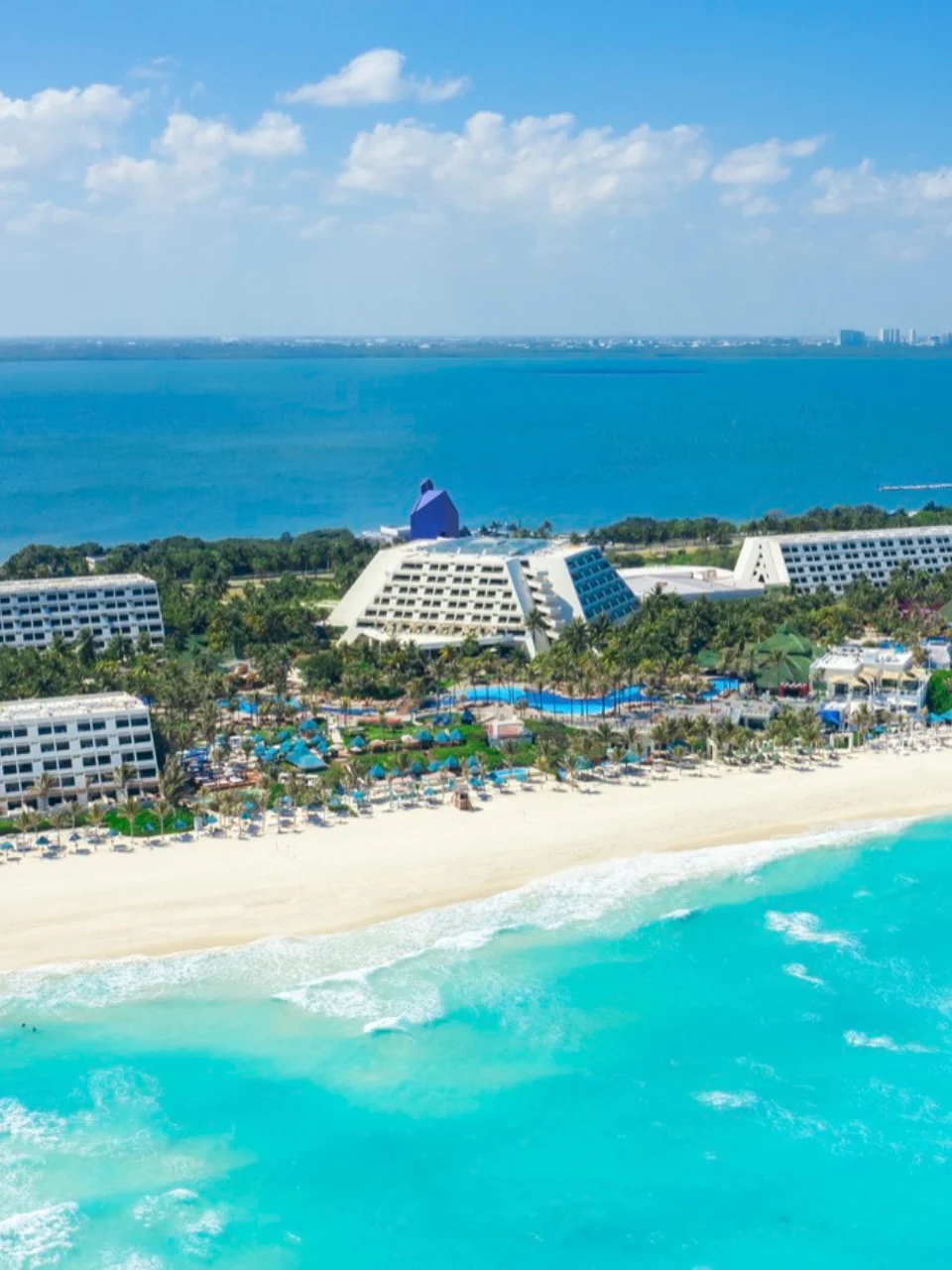 Vista aérea general del hotel Oasis Cancún y su playa.
