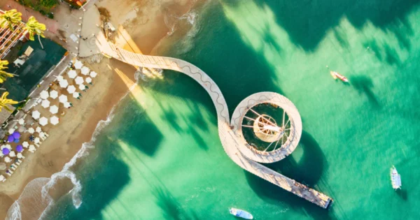 Vista aérea del icónico muelle de Nuevo Vallarta.