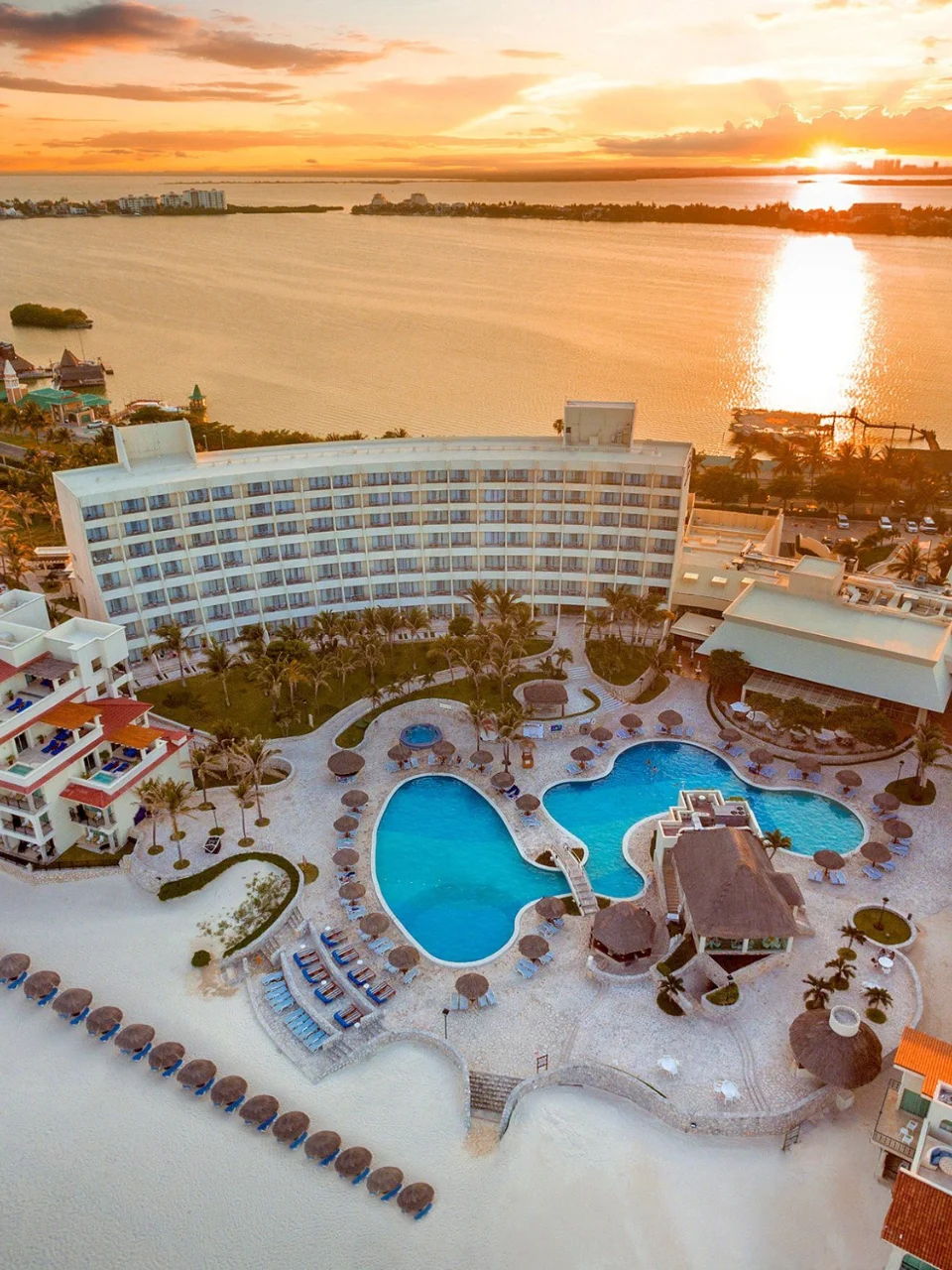 Vista aérea general del Hotel Grand Park Royal Cancún, donde se aprecian sus albercas y una vista maravillosa a la Laguna Nichupte de Cancún.