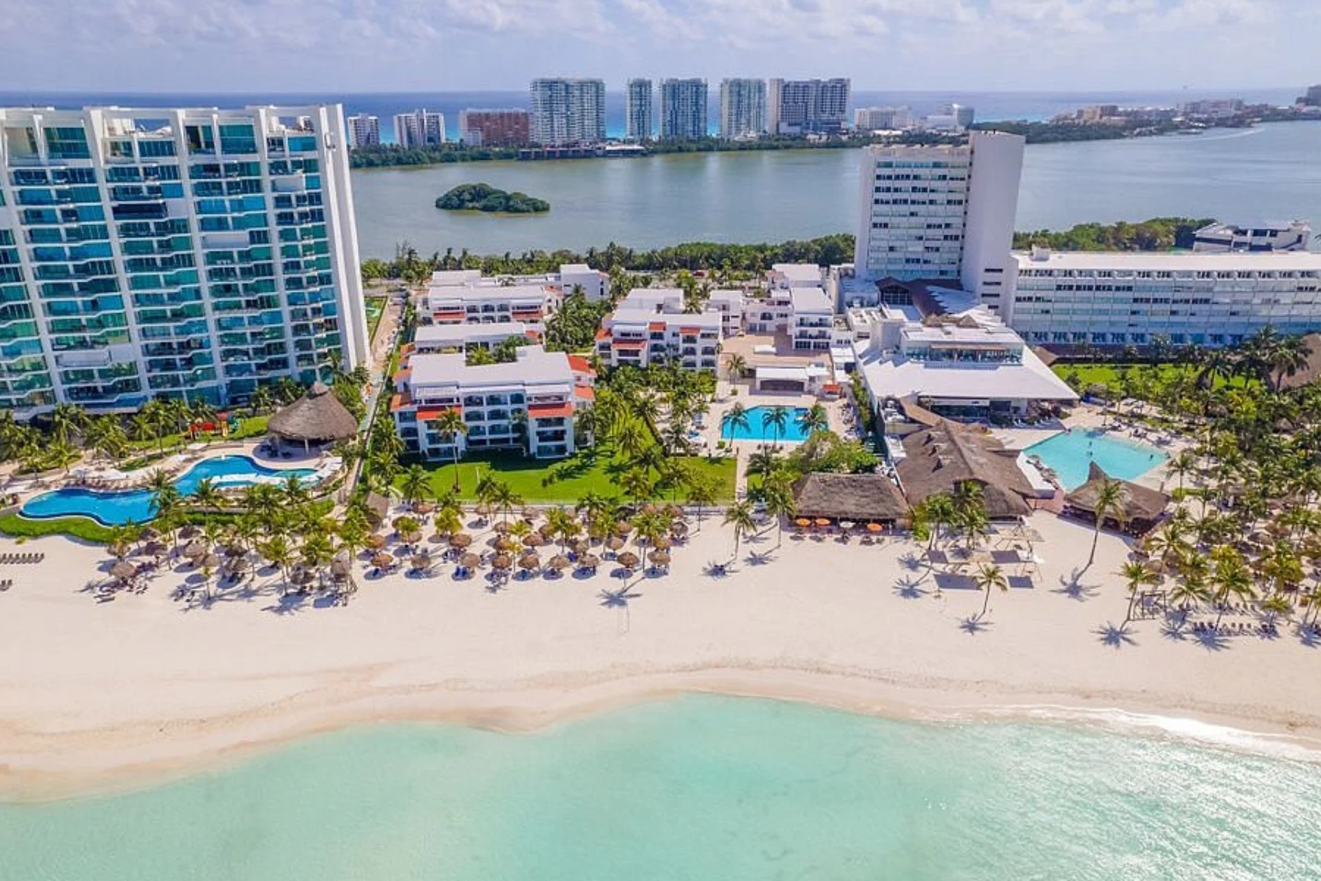 Vista aérea general del hotel Beachscape Kin Ha en Cancún.