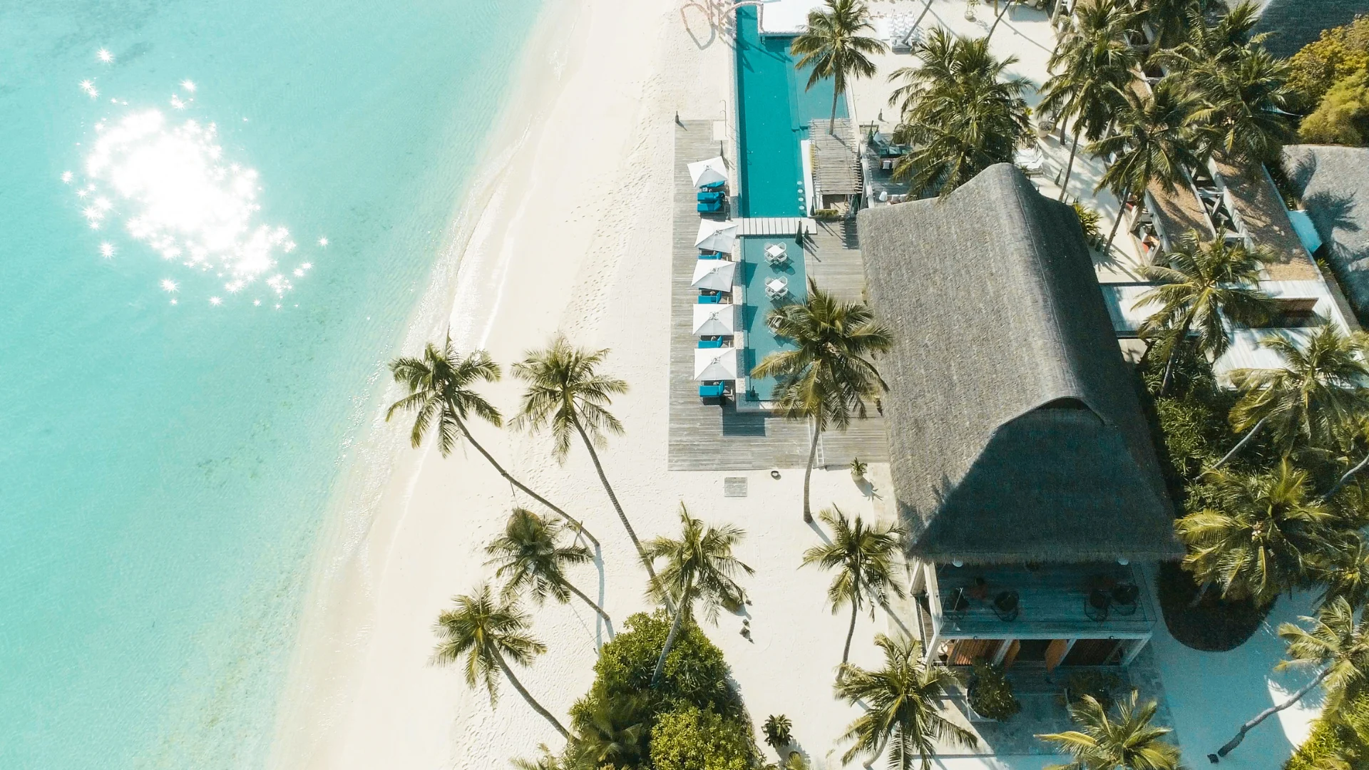 Vista aérea de un hotel all inclusive en una playa del caribe mexicano.